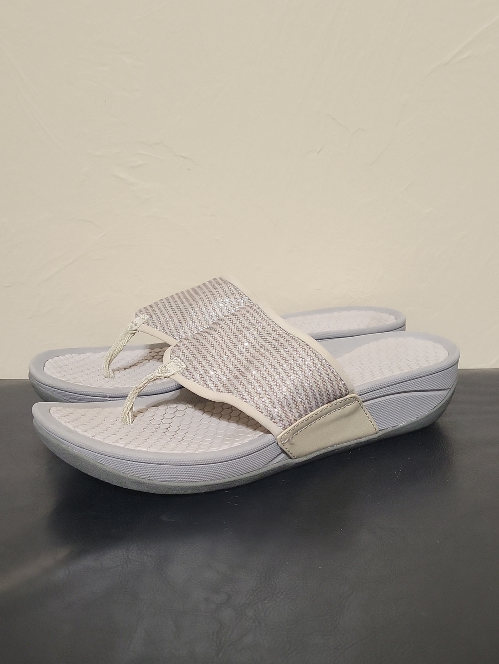 Baretraps Dasie Thong Womens Size 8.5 Slip On Sandals, good condition